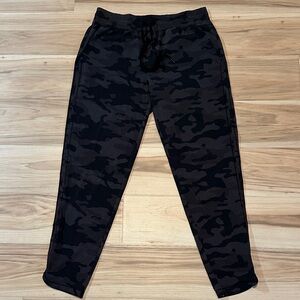 GAP Body Women's Black Camouflage Joggers